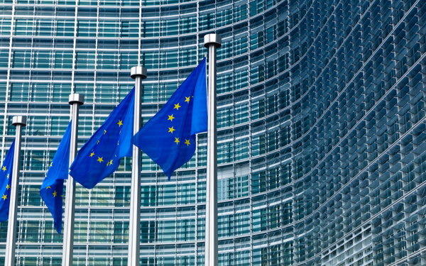 Europese vlaggen voor het gebouw van de Europese Commissie.