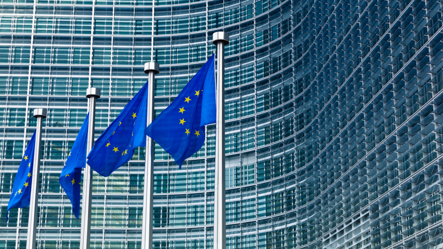 Europese vlaggen voor het gebouw van de Europese Commissie.