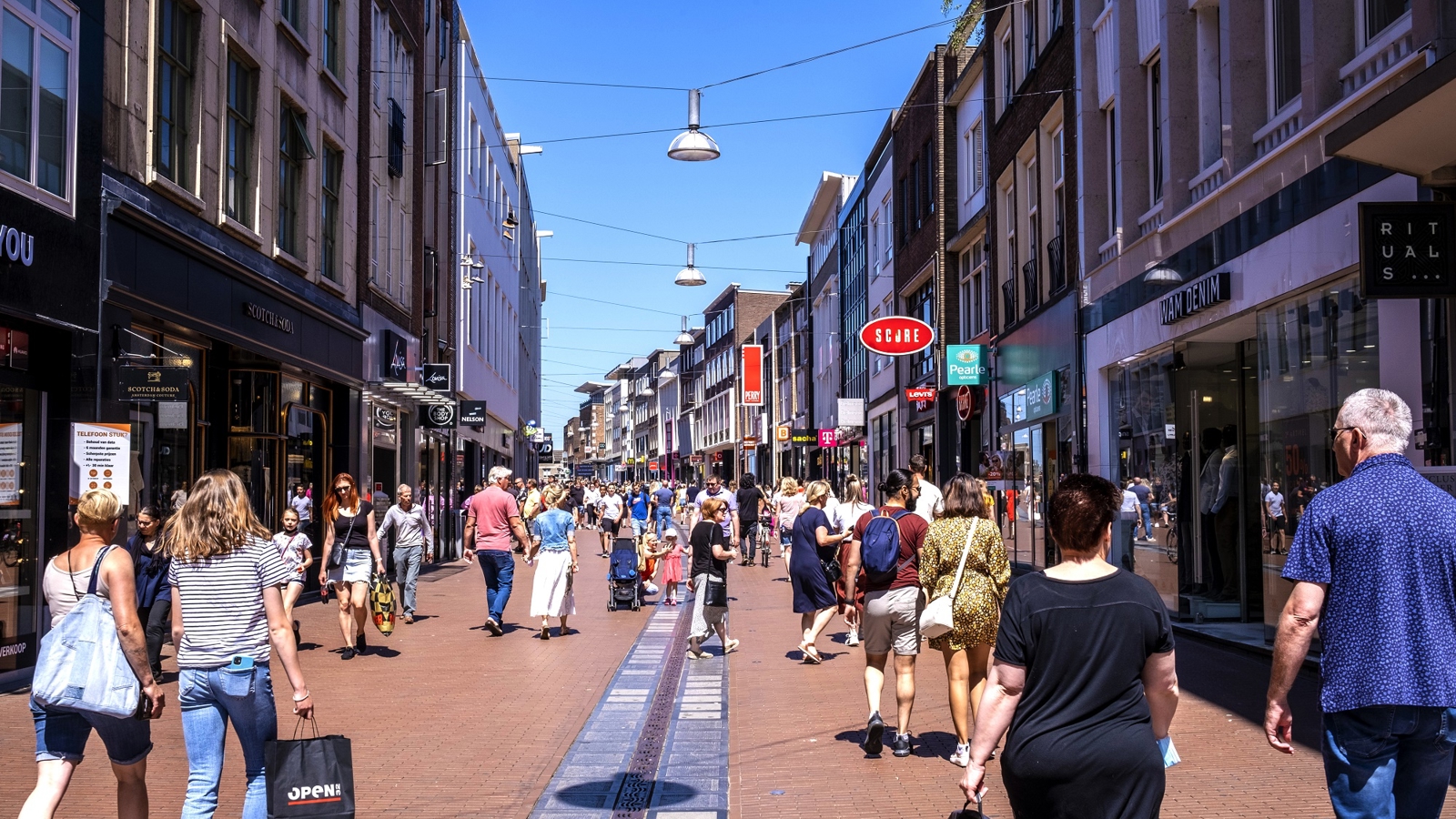 Veel mensen aan het wandelen in een winkelstraat