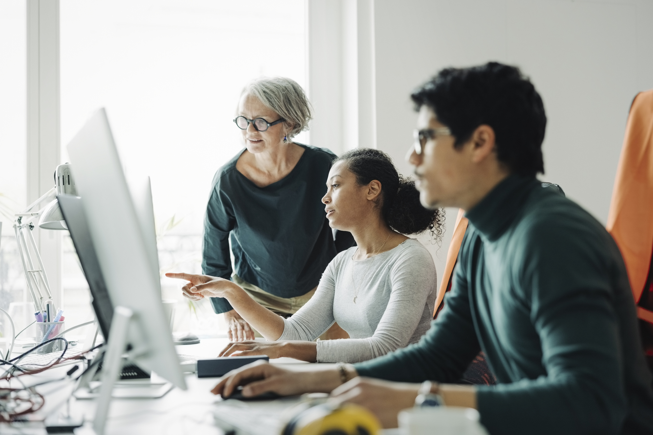 Medewerkers bij een pensioenfonds bekijken cyberrisico's op een computer beeldscherm.