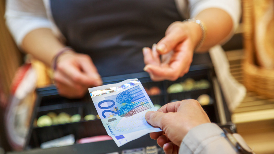 Vrouw betaalt contant met eurobankbiljetten