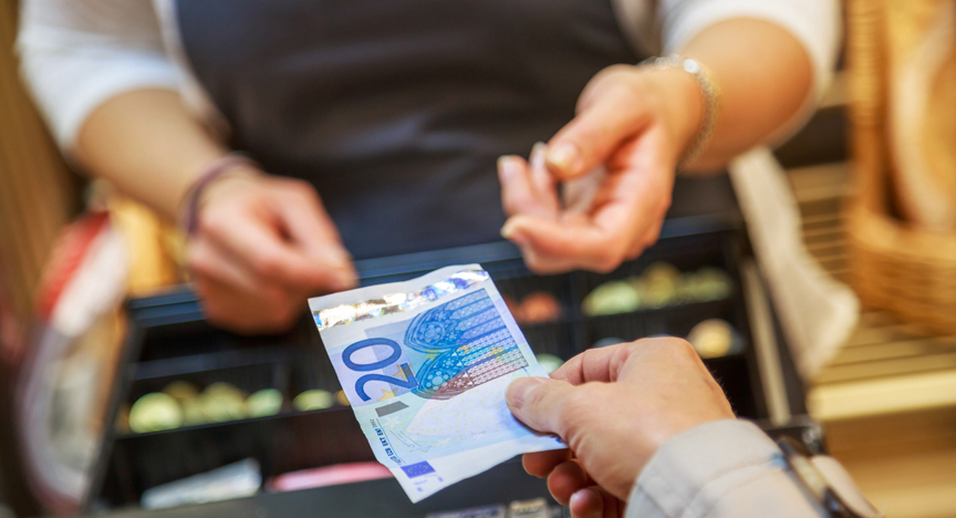 Vrouw betaalt contant met eurobankbiljetten