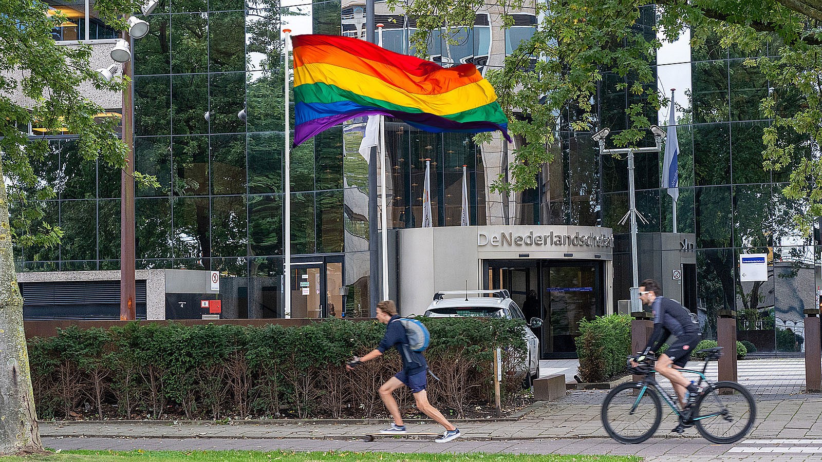Regenboogvlag voor het tijdelijke pand van DNB
