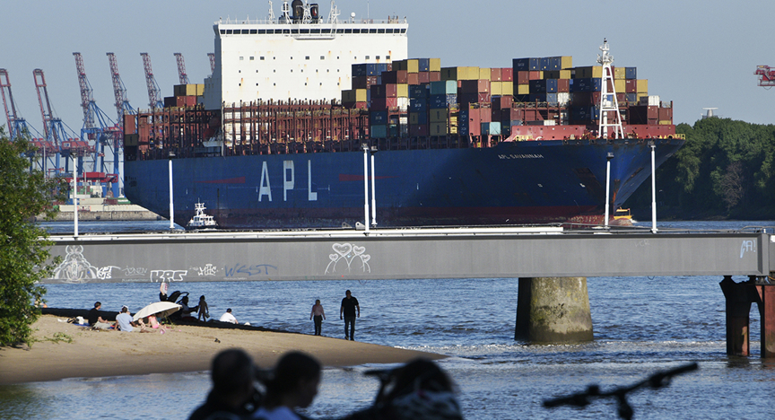 Strand en containerschip