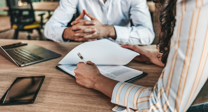 Iemand neemt een vragenlijst af.