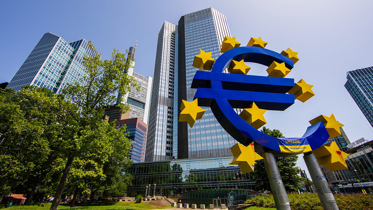 De Europese Centrale Bank in Frankfurt met logo voor gebouw.