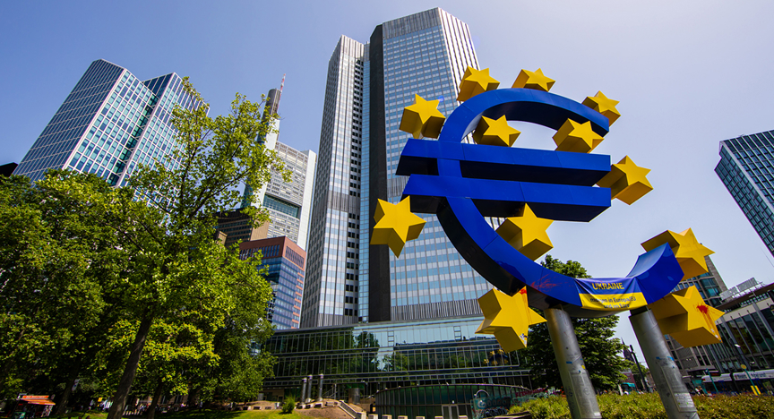 De Europese Centrale Bank in Frankfurt met logo voor gebouw.