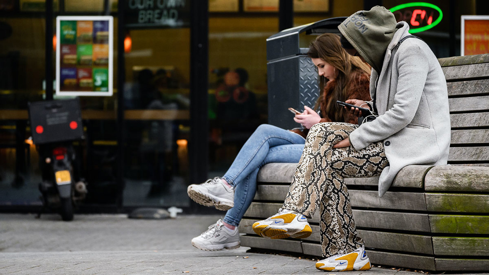 Millennials kijken op mobiele telefoons