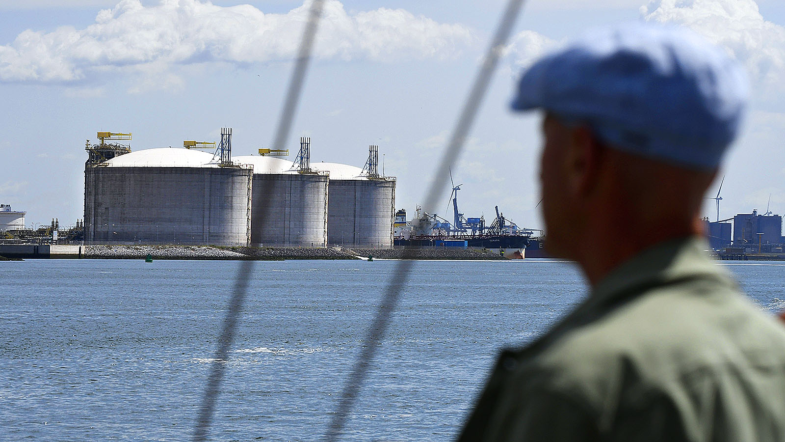 Man kijkt op water naar LNG terminal