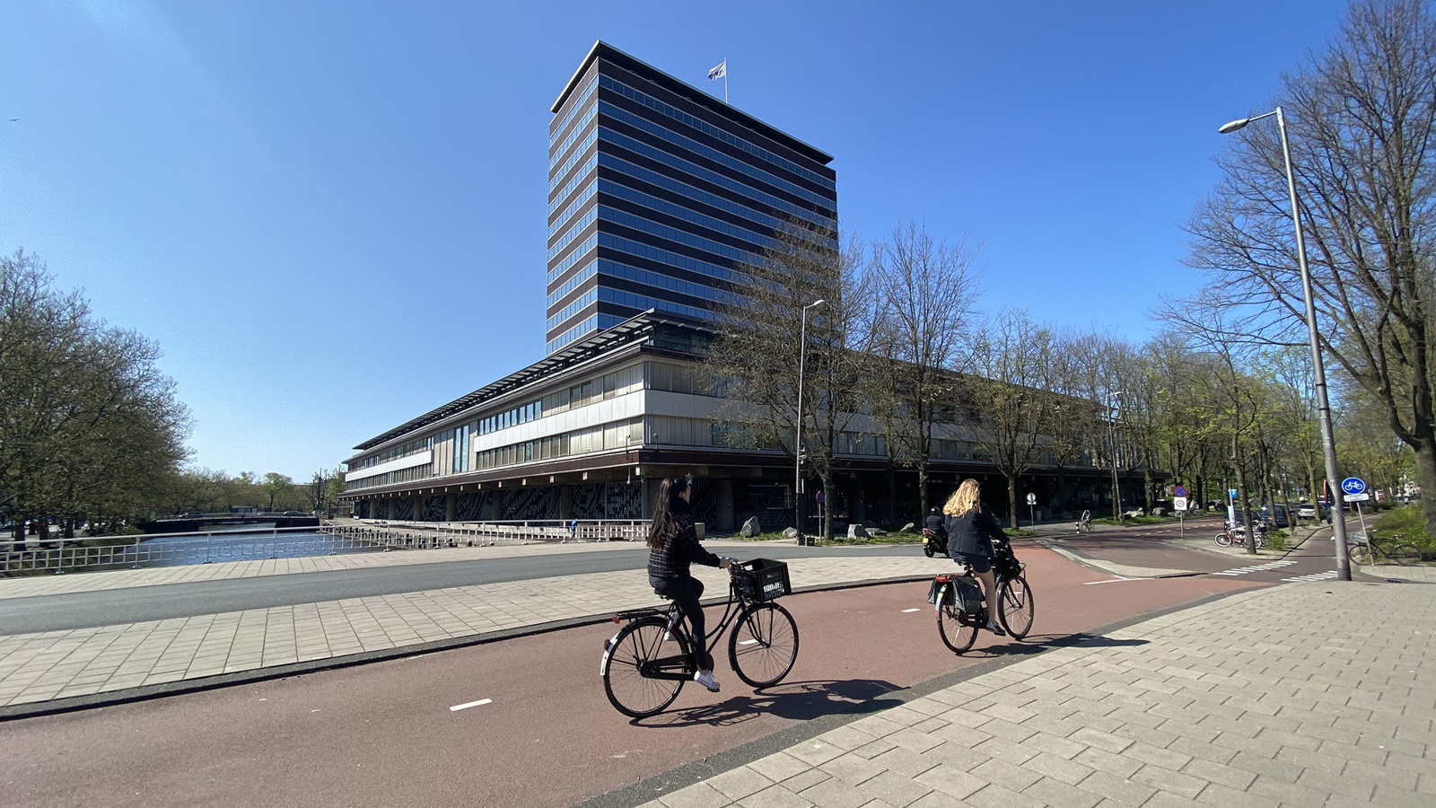 De Nederlandsche Bank en twee fietsers 