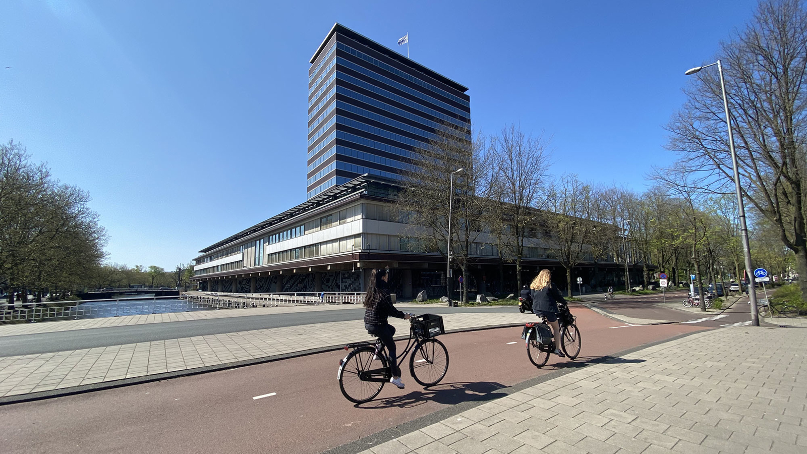 De Nederlandsche Bank en twee fietsers