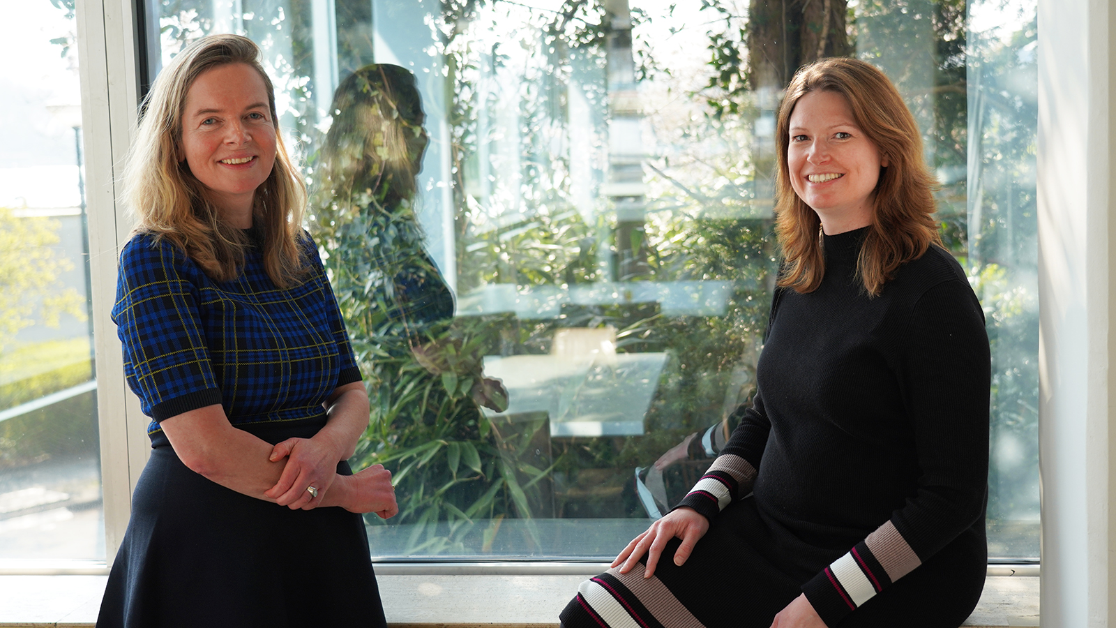 Foto van geïnterviewden, Ria Roerink en Melanie Lohuis van DNB.
