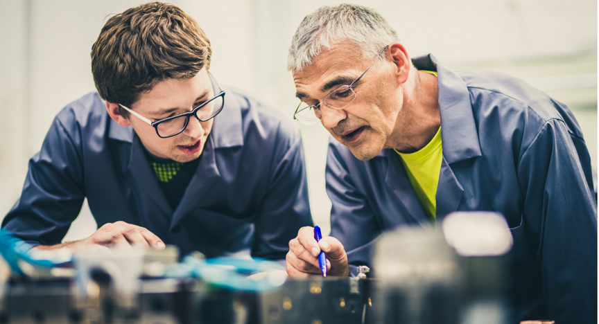 Oudere en jongere collega-ingenieurs