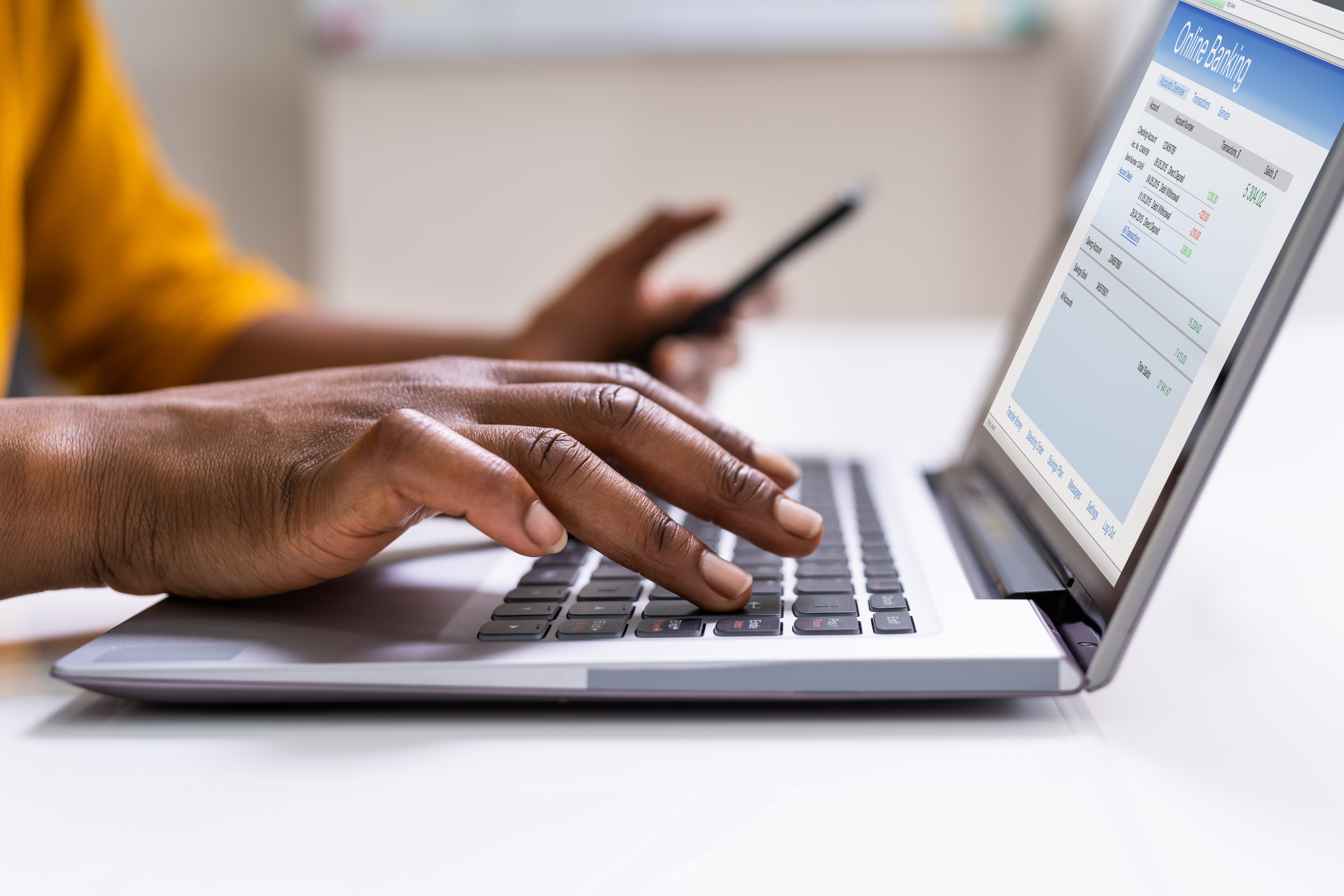 Gegevens invullen op een laptop