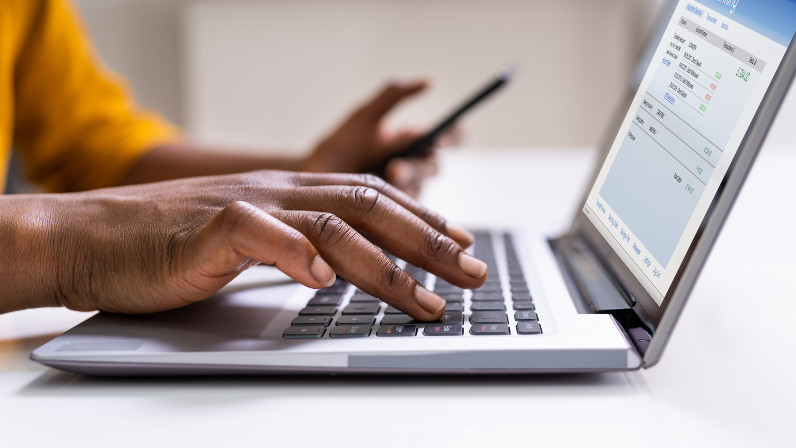 Gegevens invullen op een laptop