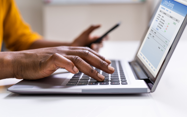 Gegevens invullen op een laptop