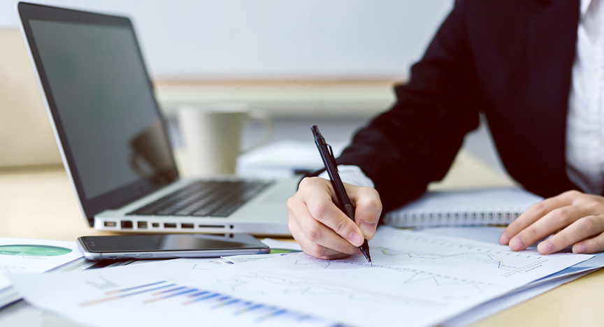 Persoon tekent grafiek