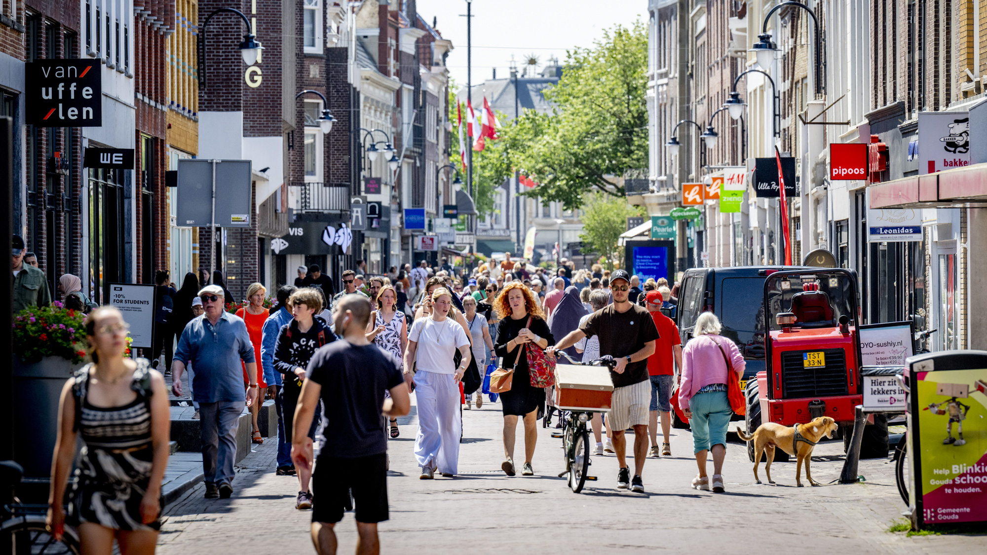 Mensen op de markt in Gouda.