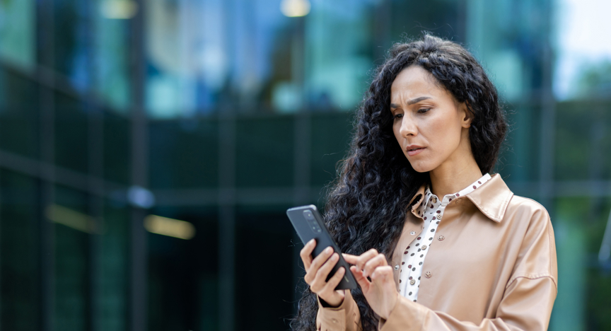 Vrouw kijkt op mobiele telefoon.