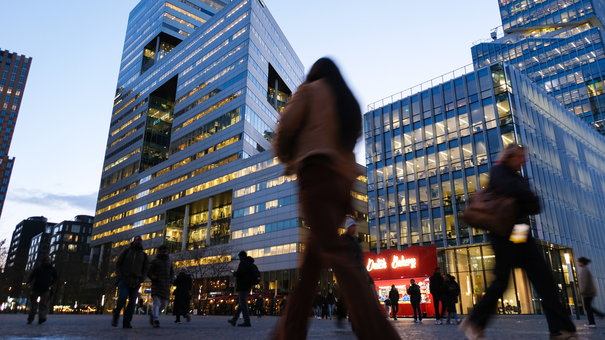 Het Gustav Mahlerplein aan de Zuidas in Amsterdam-Zuid.