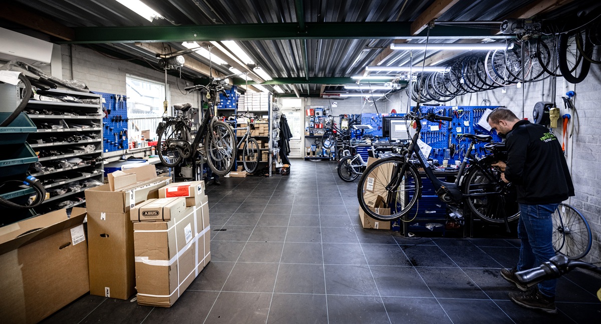 Fietsenmaker in werkplaats