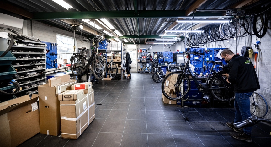 Fietsenmaker in werkplaats