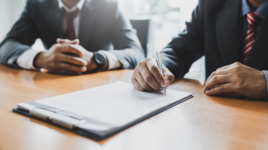 Medewerker beleggingsonderneming vult verklaringen van geen bezwaar in