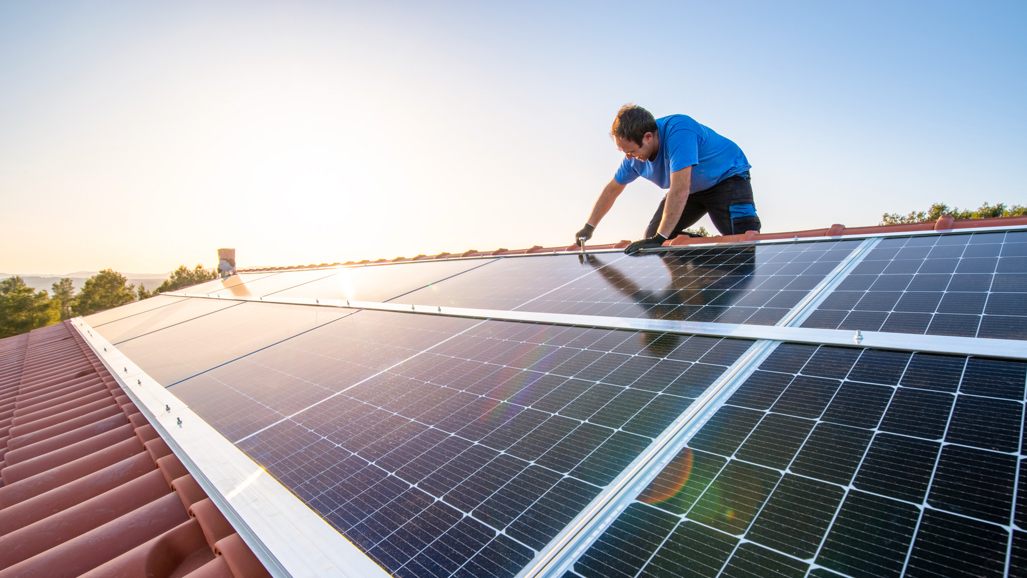 Het installeren van zonnepanelen op dak van huis