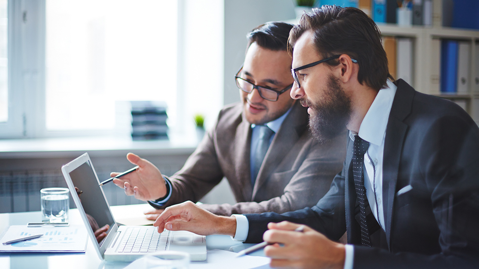 Twee collega's in gesprek over SBA NFR & IRAP 2023
