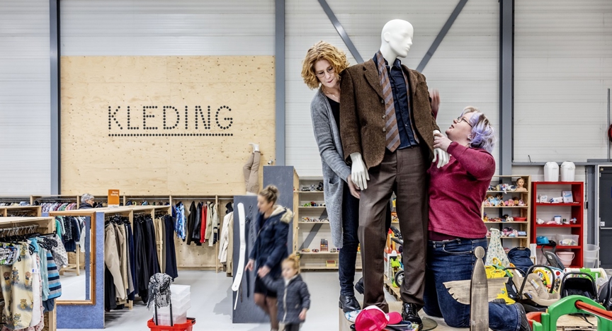 Medewerkers Kringloopwinkel krijgen in de zaak een opleiding