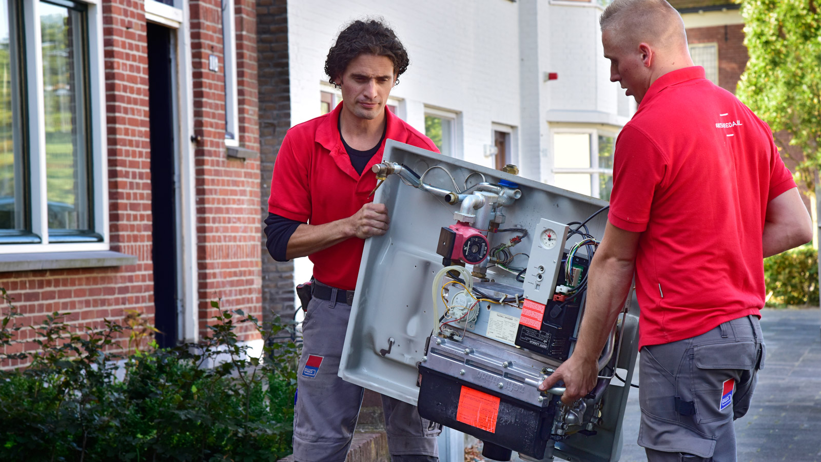  Cv Zonneboiler wordt naar binnen gedragen in woning