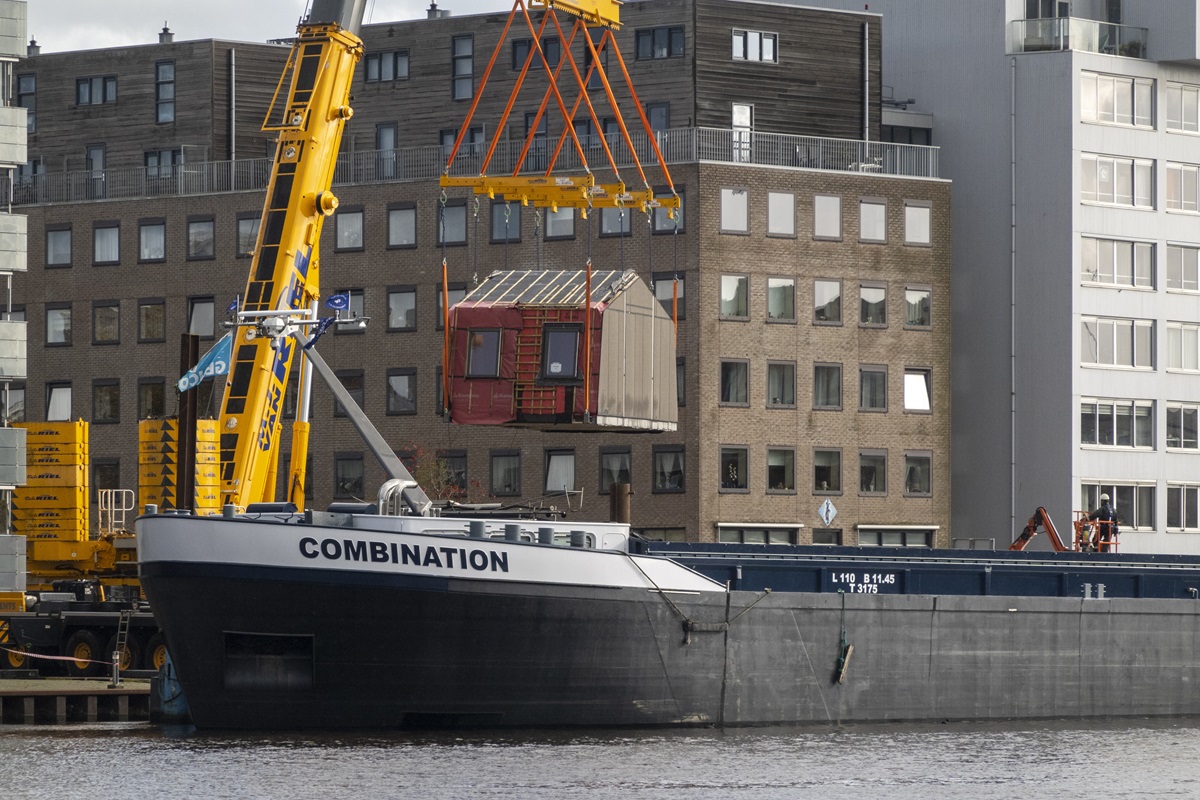 Prefab huis dat wordt getakeld