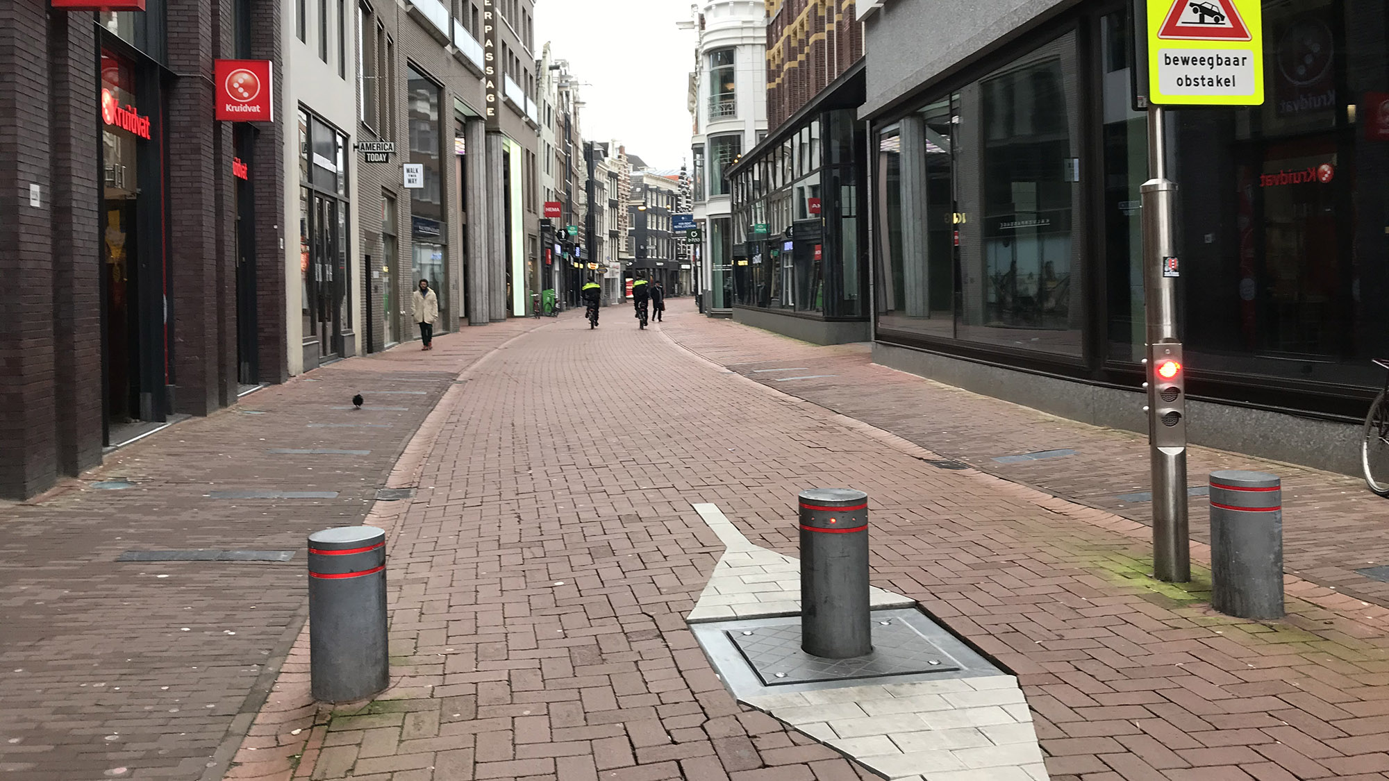 Een vrijwel lege winkelstraat