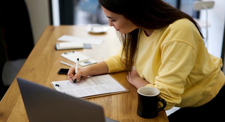 Vrouw schrijft met pen