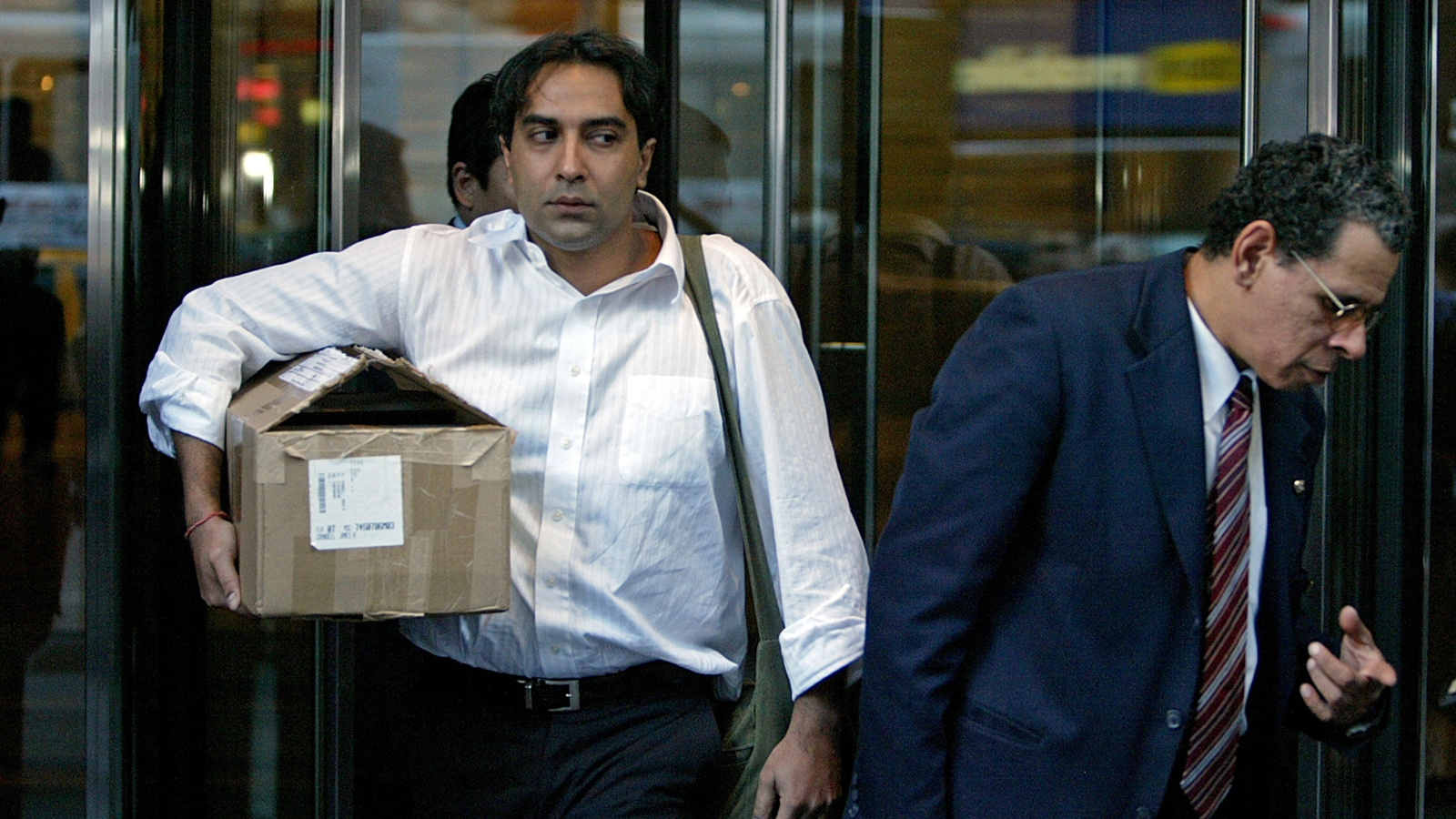 Een man houdt een doos met spullen vast terwijl hij in september 2008 het hoofdkantoor van Lehman Brothers verlaat.
