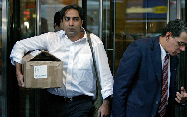 Een man houdt een doos met spullen vast terwijl hij in september 2008 het hoofdkantoor van Lehman Brothers verlaat.