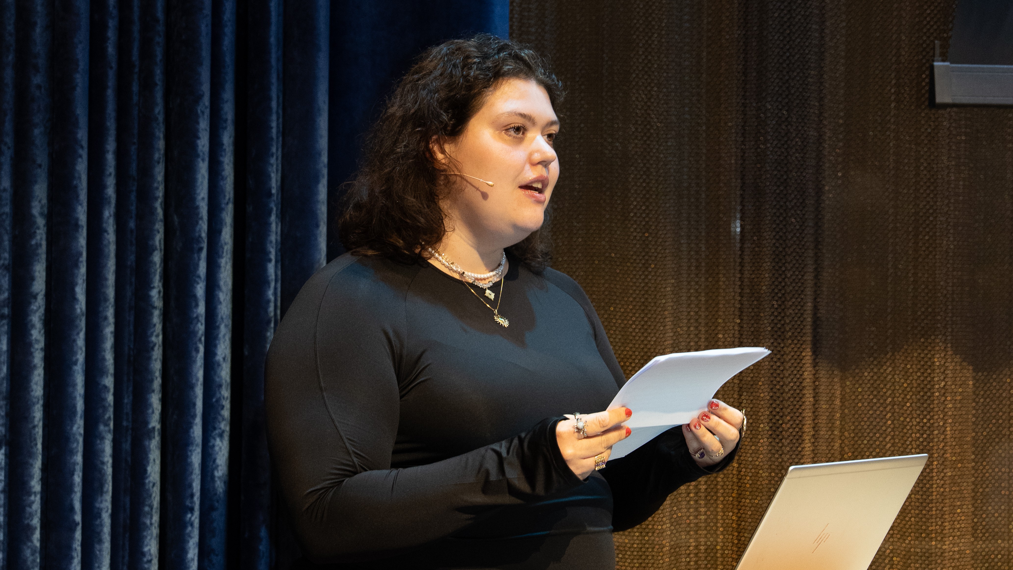 Schrijver Tatjana Almuli leest in De Nieuwe Schatkamer haar essay voor over het taboe op praten over geldzorgen.