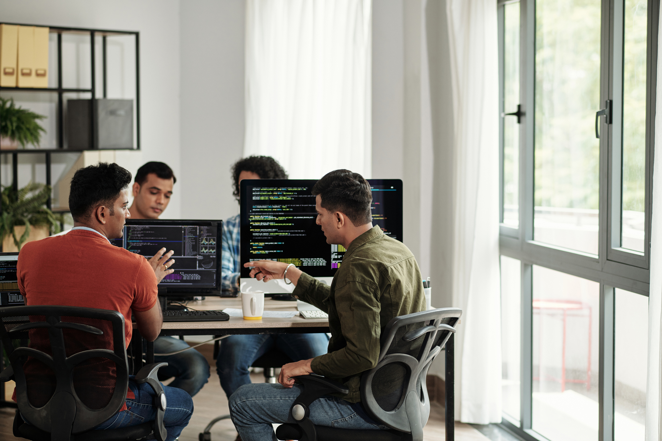 ICT programmeurs discussiëren over code.