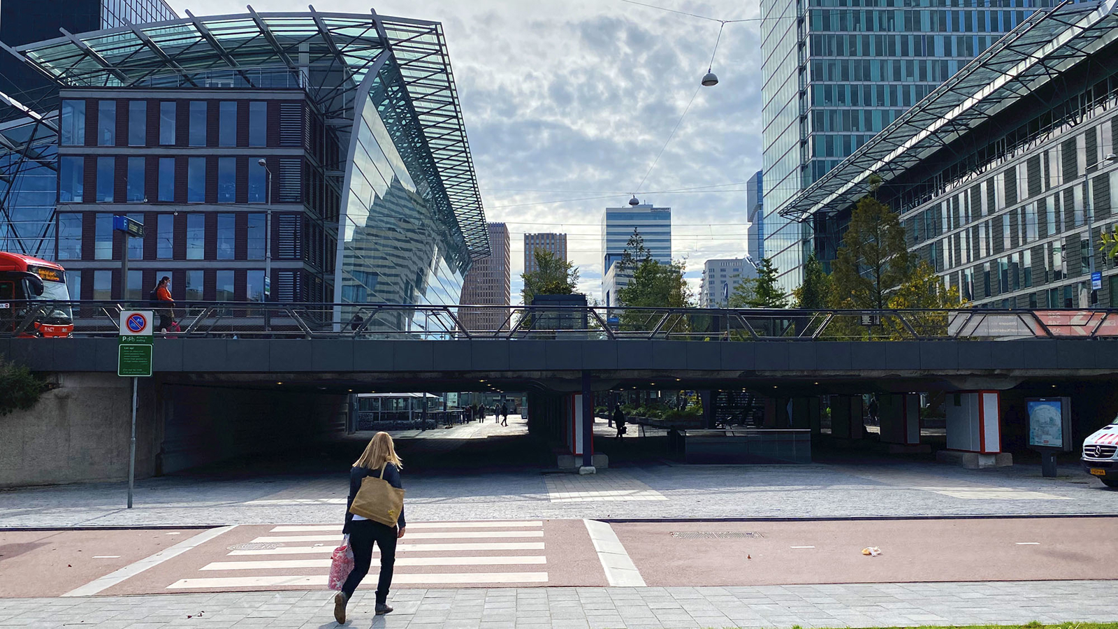 Voetganger staat voor grote gebouwen Voetganger staat voor grote gebouwen