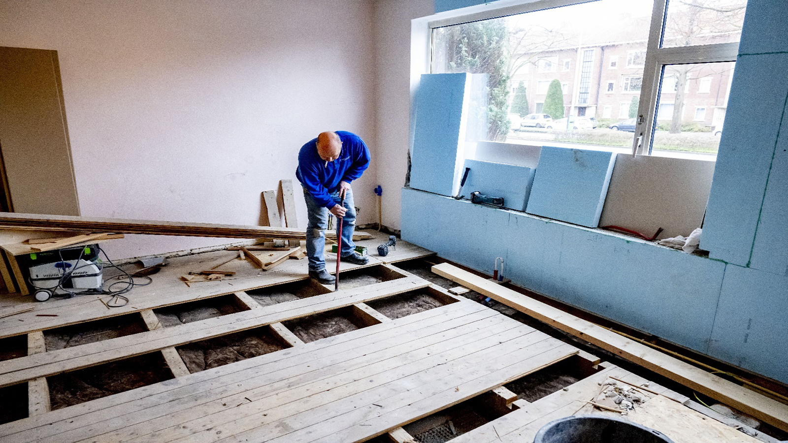 Aanbrengen van isolatiemateriaal in vloer
