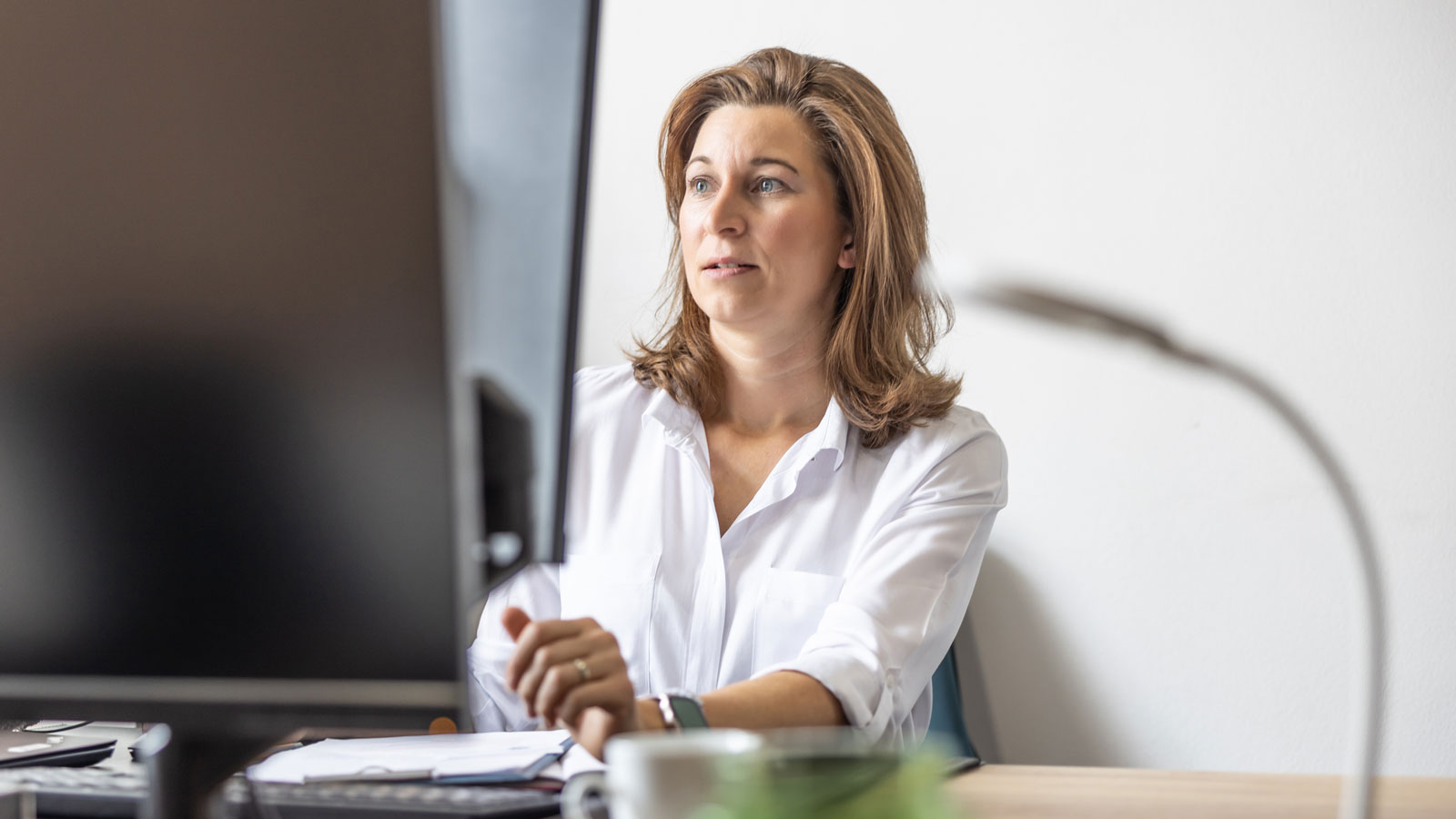 Accountant werkt aan haar computer op kantoor.