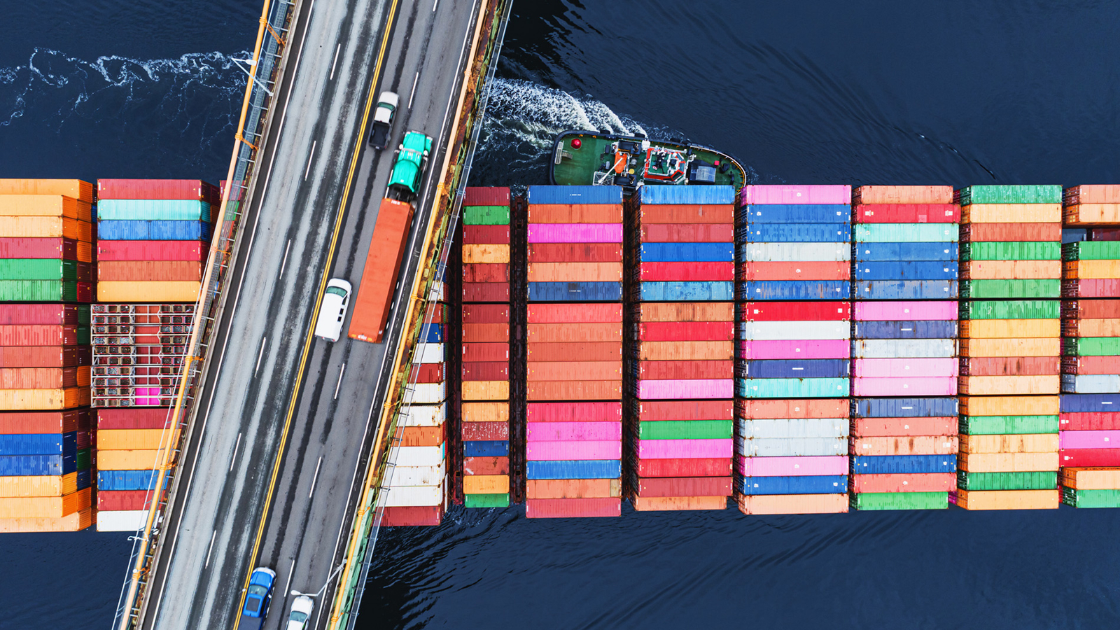 Containerschip vaart onder weg door