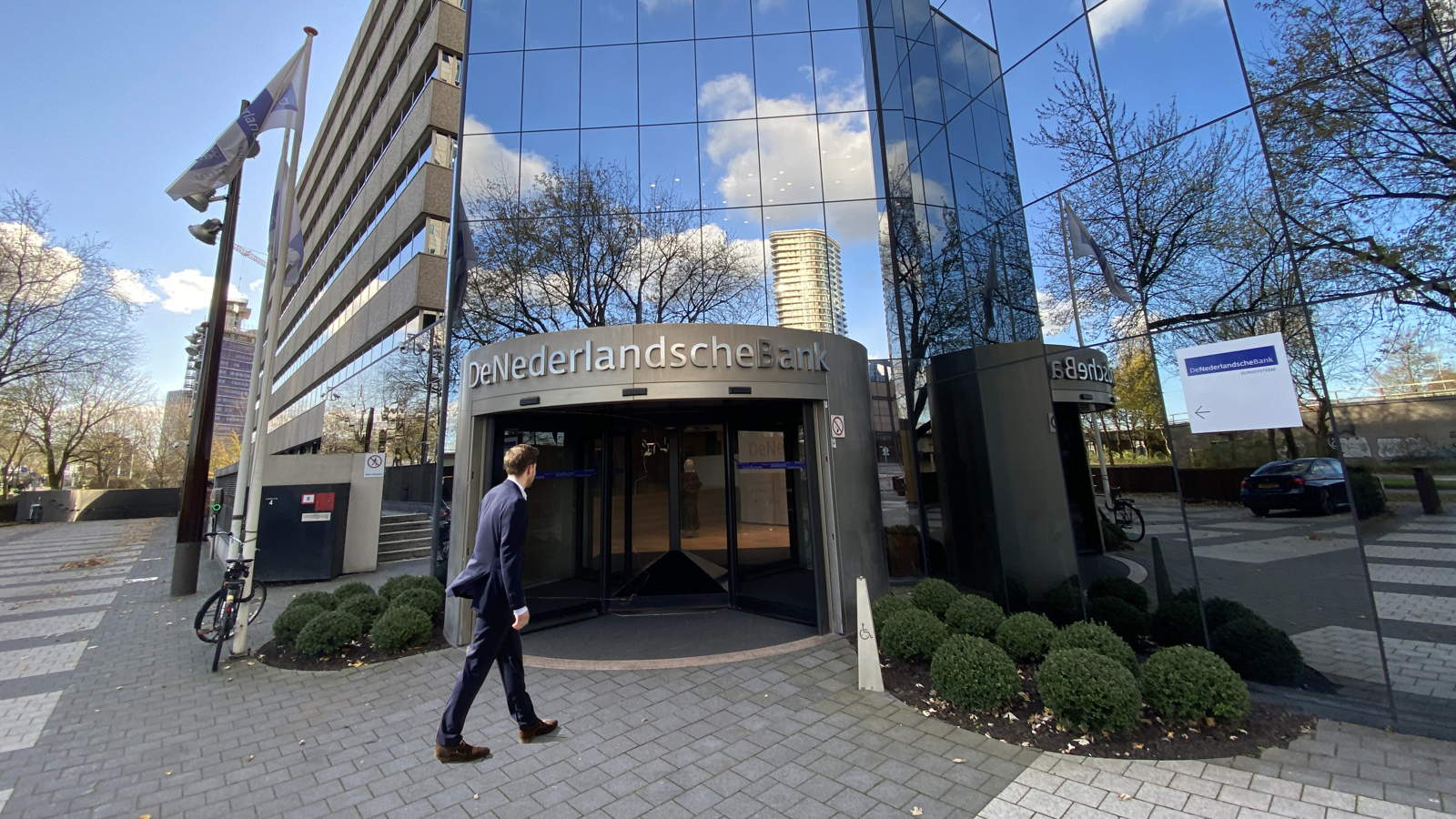 Entree van het gebouw van De Nederlandsche Bank