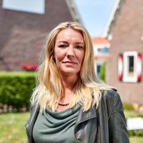 vrouw in tuin