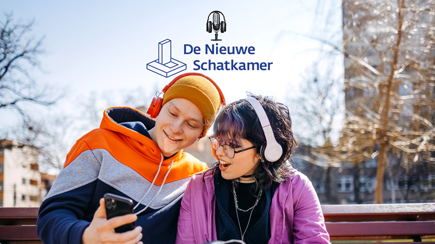 Twee Gen Z'ers kijken op een telefoon naar social media.