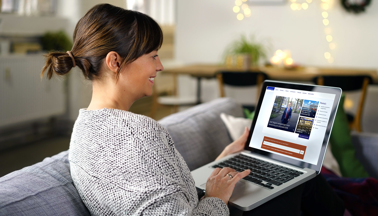 Vrouw met laptop met de nieuwe site van DNB open