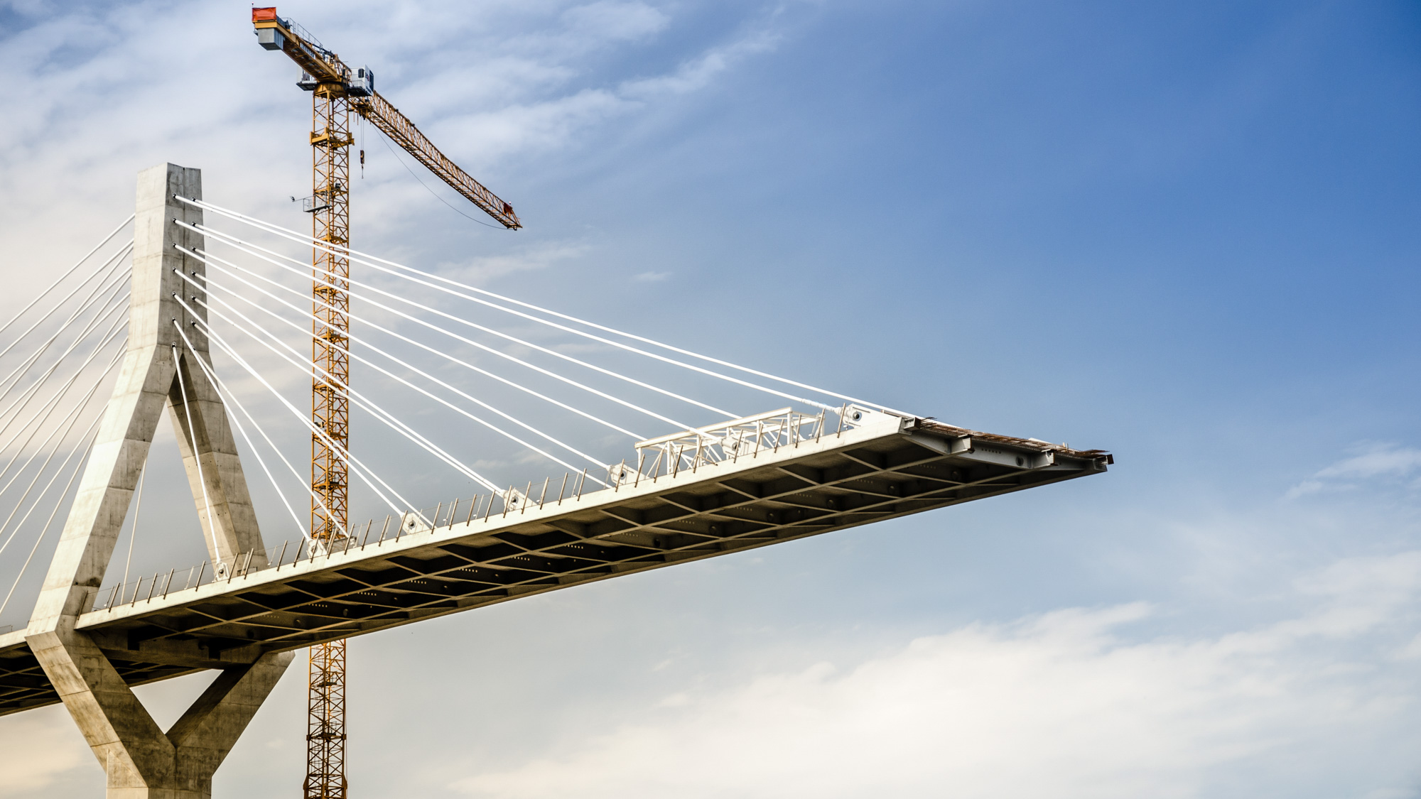 Brug in aanbouw met huiskraan