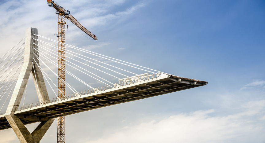 Brug in aanbouw met huiskraan