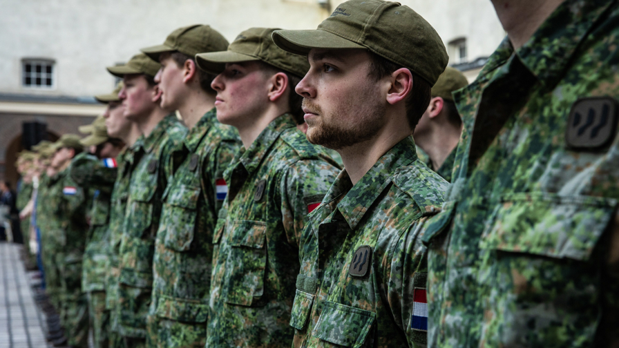 Deelnemers van de Nationale Weerbaarheidstraining ronden hun opleiding af met een barettenparade. 