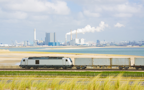 Goederentrein op industrieterrein Rotterdam